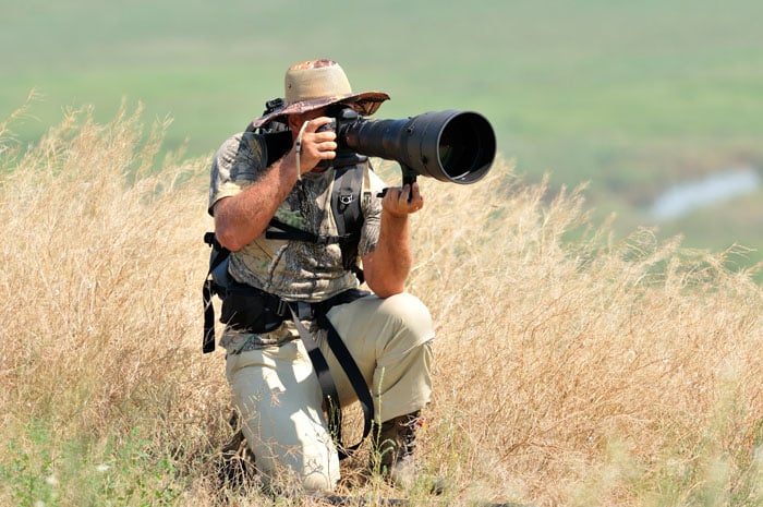 Photographic-safari-shot-man-savanna-SS-58816450 lo