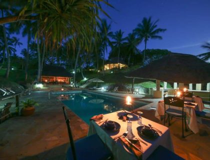 Kinasi-lodge-pool-dining