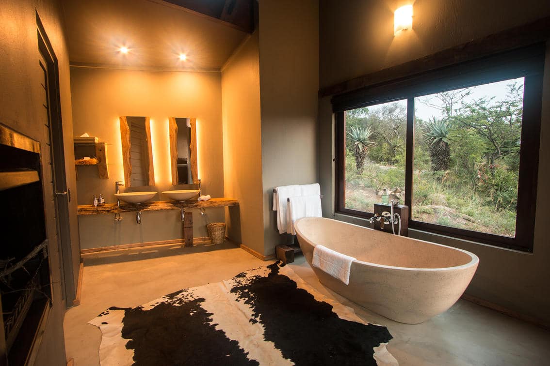 Rhino-Ridge-Safari-Lodge-Luxury-Bush-Villa-bathroom