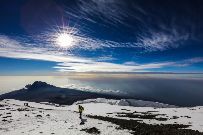 Tanzania-Kilimanjaro-walkers-snow-700