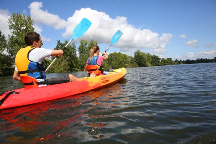 Canoeing-couple-romantic-ss_700