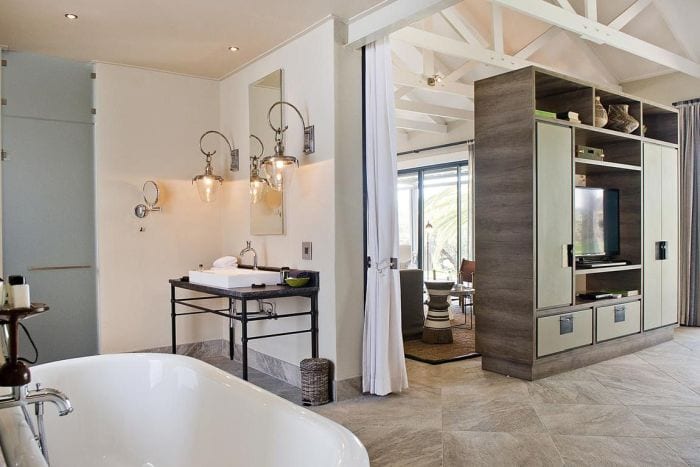 Epako-game-lodge-Rooms-Waterhole-suite-bathroom-700
