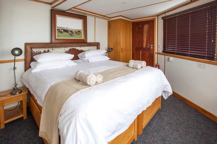 Cedarberg Travel | Pangolin Voyager Houseboat