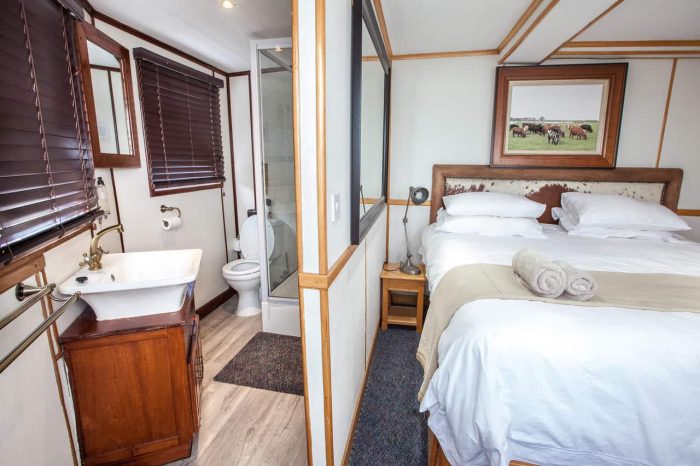 Cedarberg Travel | Pangolin Voyager Houseboat