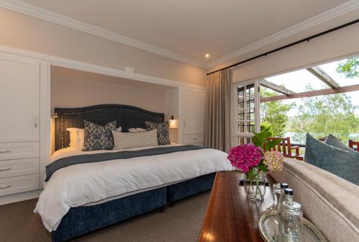 Luxury Lakeside Suite